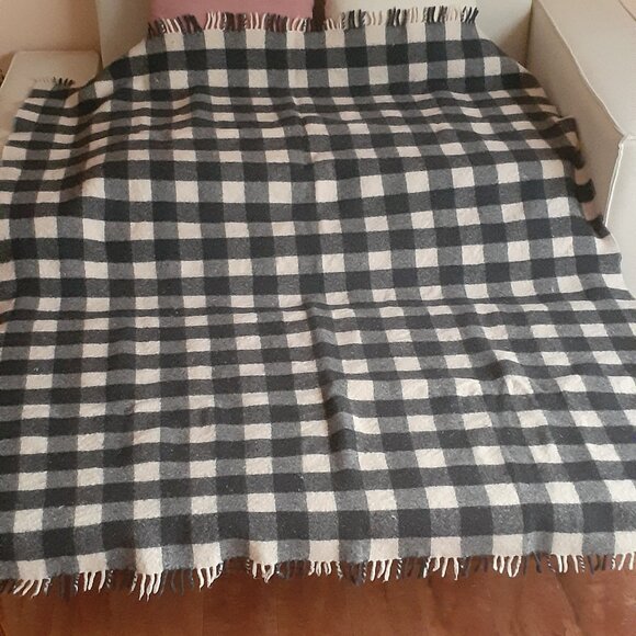 100% pure wool warm throw blanket 56"x46" - Picture 2 of 4